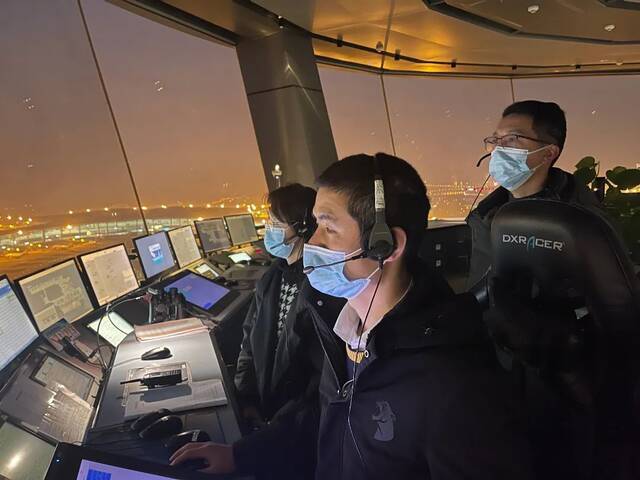 塔台管制员指挥飞机起降民航重庆空管分局供图