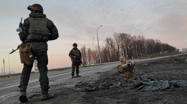 当地时间2022年2月24日，乌克兰哈尔科夫市遭空袭。图为乌克兰士兵。