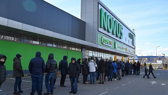 乌克兰基辅民众在排队购物。图片来源：视觉中国
