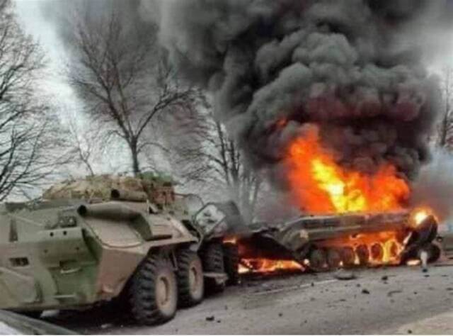 乌军发布俄装甲车被“标枪”反坦克导弹炸毁的照片