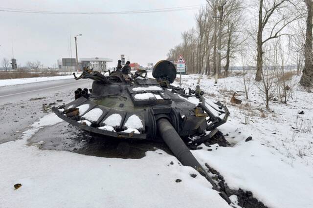 当地时间2022年2月26日，乌克兰哈尔科夫郊区的路边，一辆被摧毁的坦克。