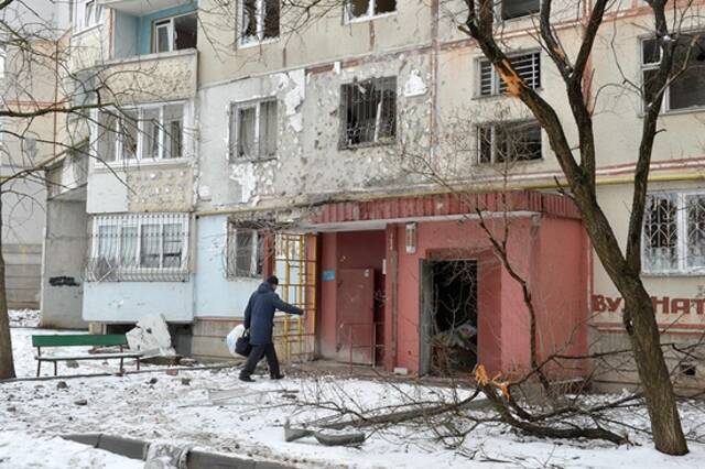 当地时间2022年2月26日，乌克兰哈尔科夫，一场激战后，住宅建筑被炮击破坏，树枝也被击断。