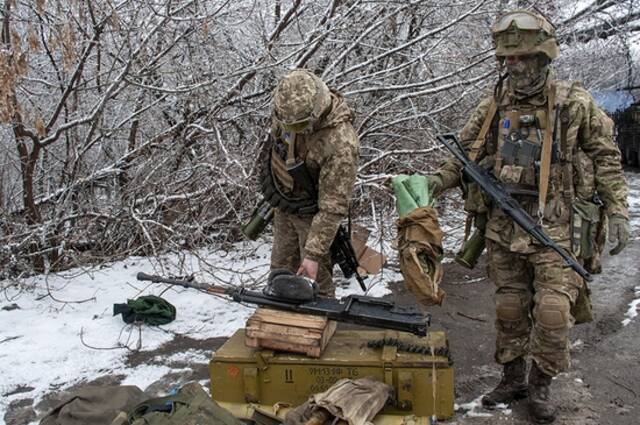 当地时间2022年2月26日，乌克兰士兵在哈尔科夫郊外搬运装备。
