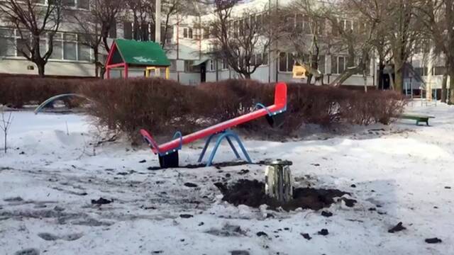当地时间2022年2月26日，乌克兰哈尔科夫，幼儿园操场上掉落的一枚未爆炸的火箭弹。