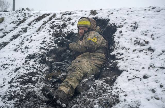 当地时间2022年2月25日，乌克兰哈尔科夫，乌克兰军人在战壕内严阵以待。