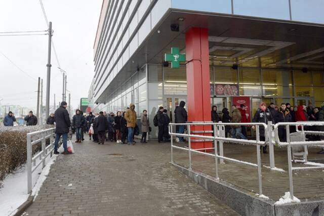 当地时间2022年2月26日，乌克兰哈尔科夫，当地遭到炮弹袭击，民众在超市前排队购买生活物品。