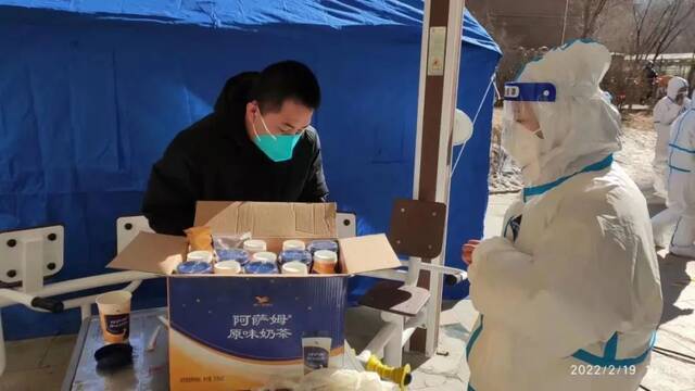 2月16日起，奶茶经销商席建军把自己库存的奶茶送给医护人员，目前价值14万多元的存货已经送出去一半。受访者供图