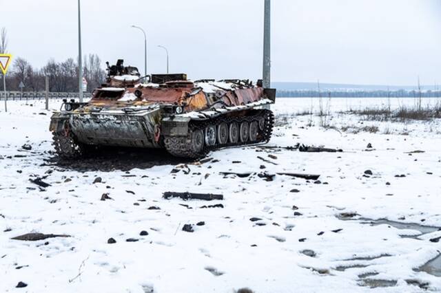 当地时间2022年2月26日，乌克兰哈尔科夫北部郊区，一辆被摧毁的俄罗斯装甲运兵车。