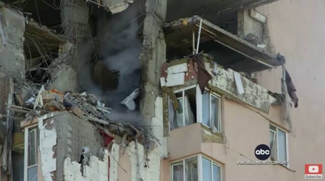 乌克兰首都基辅一栋大楼26日被导弹击中。（图片来源：ABC电视截屏）