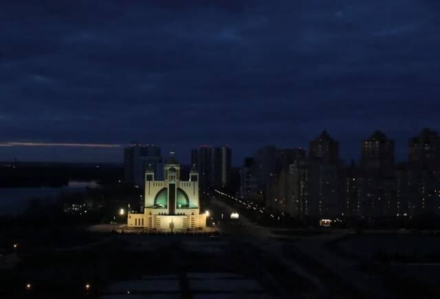 这是2月26日晚拍摄的乌克兰基辅街景。新华社记者李东旭摄