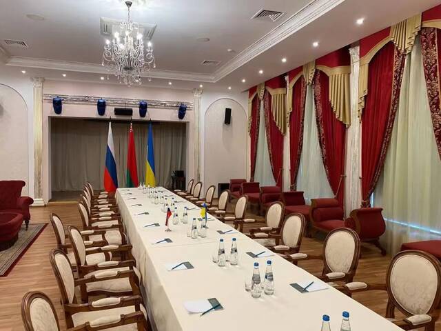 白俄罗斯外交部向新华社记者提供一张谈判房间已布置完毕的照片。