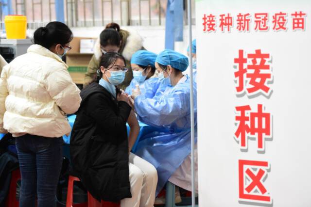 1月6日，在安徽农业大学新冠疫苗接种点，医护人员为师生接种新冠疫苗加强针。新华社记者黄博涵摄