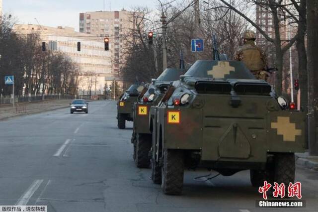 当地时间2月26日，乌克兰首都基辅，乌军人登上装甲运兵车。