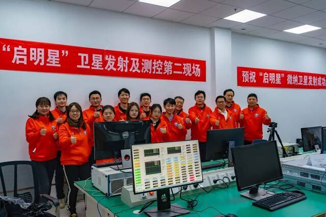 ▲卫星团队成员在“启明星”卫星发射及测控第二现场。图/武汉大学官方微信公众号