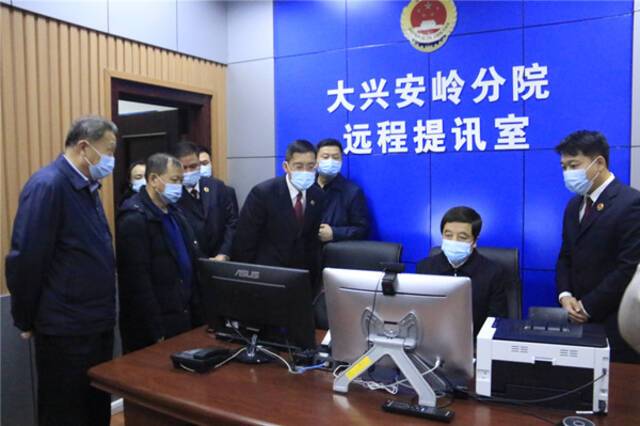 刘杰(右二)参观黑龙江省检察院大兴安岭分院远程提讯室。