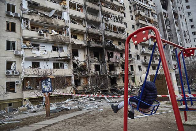 当地时间2022年2月25日，乌克兰基辅一栋被毁坏的住宅。