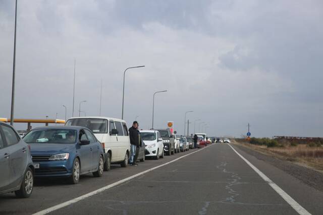 ↑2月27日，在乌克兰克拉科韦茨，车辆排队等待前往波兰方向。新华社记者陈文仙摄