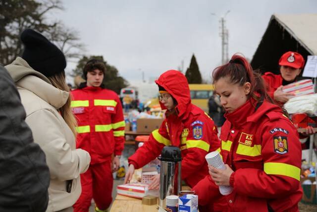 ↑2月27日，在罗马尼亚北部与乌克兰接壤的锡雷特，工作人员为入境的乌克兰民众提供热饮。新华社记者林惠芬摄