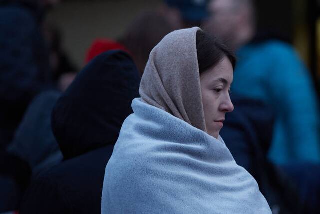 ↑2月27日，在波兰普热梅希尔火车站，一名女子等待家人。新华社记者孟鼎博摄