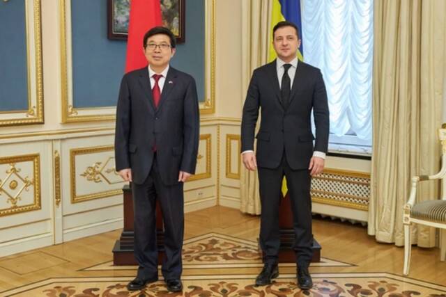 ·范先荣（左）和乌克兰总统泽连斯基。