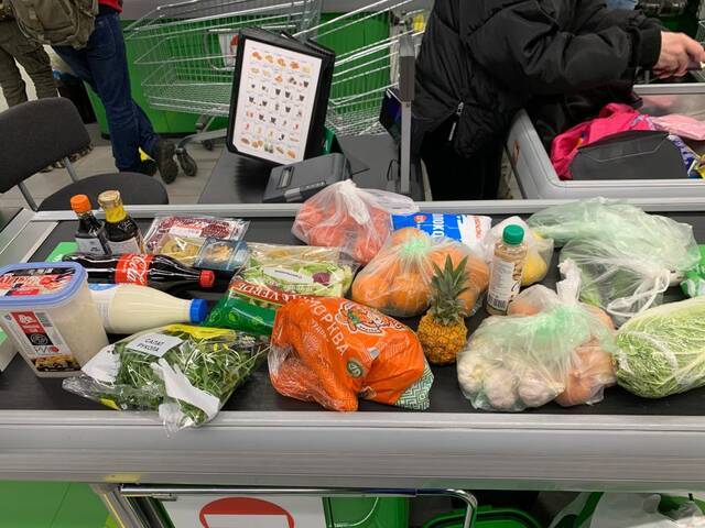 这是2月28日在基辅一家大型超市拍摄的等待结帐的商品。新华社记者鲁金博摄