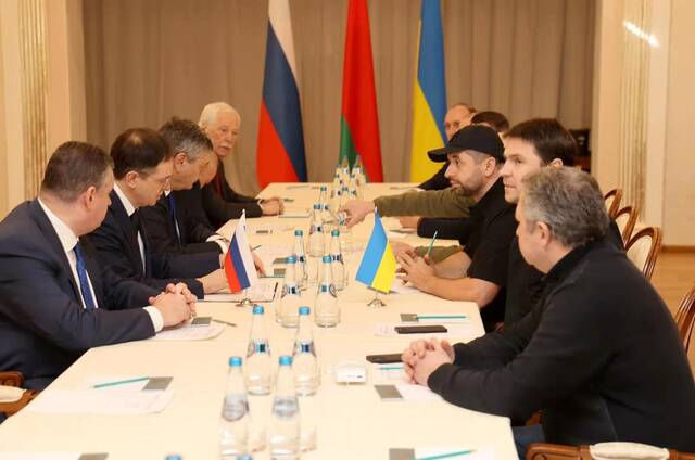 这是2月28日在白俄罗斯戈梅利州拍摄的谈判现场。新华社发（白俄罗斯通讯社供图）