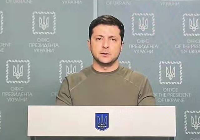 这是2月25日在乌克兰基辅拍摄的乌总统泽连斯基发表讲话的视频画面。（新华社发，波多普列洛娃·娜佳摄）