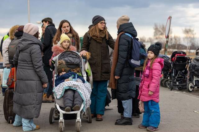 2月26日，一些乌克兰人抵达波兰边境口岸梅迪卡。新华社记者周楠摄