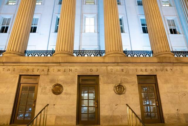 这是2月28日在美国首都华盛顿拍摄的美国财政部大楼。新华社记者刘杰摄