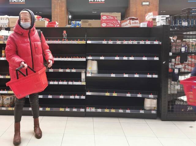 2月28日，市民在乌克兰利沃夫一处超市内采购。新华社记者陈文仙摄