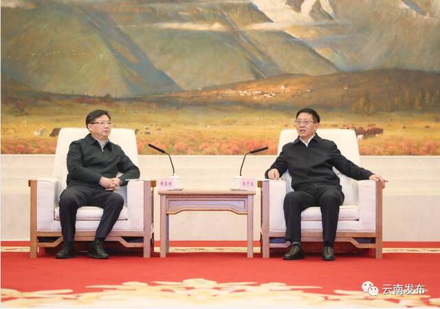 王予波与中国宝武钢铁集团总经理胡望明举行工作会谈