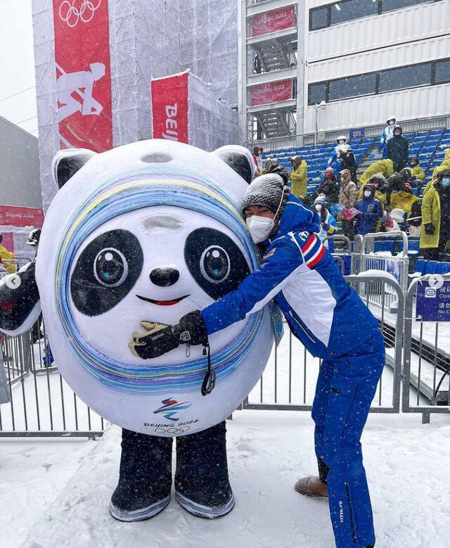 泰国代表团旗手称难忘冬奥美好回忆 与冰墩墩雪中相拥感动网友