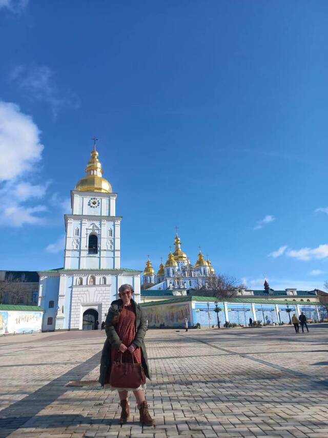2月20日，杰克琳在基辅圣米迦勒金顶修道院前留影。她说那天仍是一个平常的晴天。供图：杰克琳