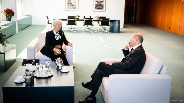 △欧洲央行行长克里斯蒂娜·拉加德（左）与德国总理朔尔茨举行会谈（图片来自拉加德个人社交媒体）