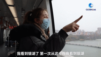 全球连线｜外国人看中国基建：城市上空的自动驾驶单轨列车
