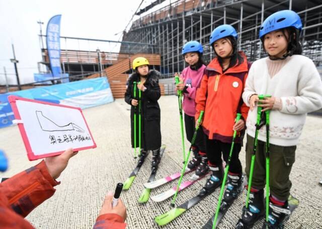 在成都市新都区尖锋旱雪四季滑雪场，教练曹建用白板告诉小队员苏翊鸣、谷爱凌等奥运冠军曾在这座滑雪场训练（2月25日摄）。新华社记者王曦摄