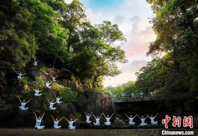 “山水陆空运动绿都”——三明市首届绿水青山体育消费季之森林健身休闲活动。(资料图)三明市体育局供图