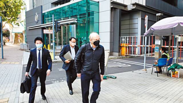  1日上午，夏博义与两名律师到达香港湾仔警署。图自香港文汇报