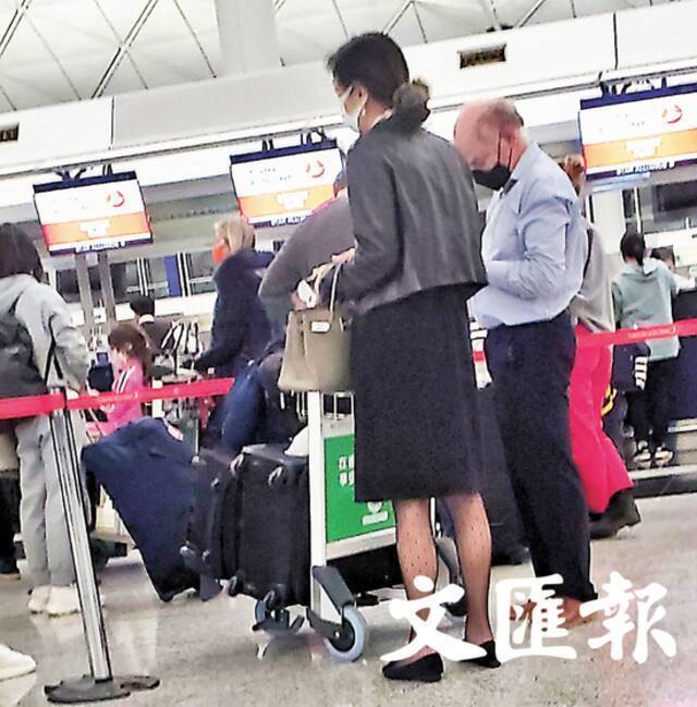  1日晚上7时30分左右，香港文汇报记者发现夏博义现身香港机场，只见他携带大量行李。