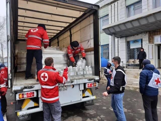  2月26日，顿巴斯地区，红十字国际委员会（ICRC）为当地居民提供饮用水。图/ICRC