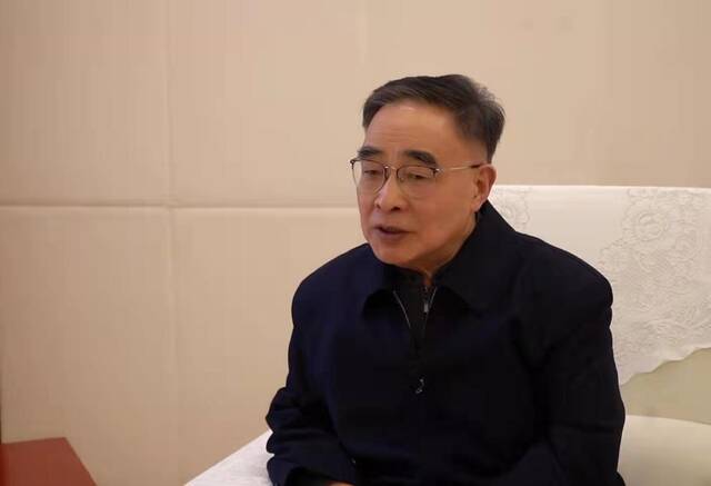 全国人大代表、中国工程院院士张伯礼正在接受记者采访。新华社记者刘惟真摄
