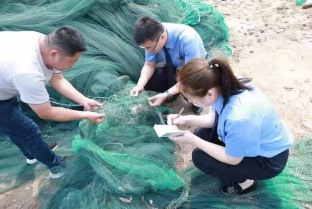 灌南县检察院环资办案组检察官对捕捞毛虾的渔具进行调查取证