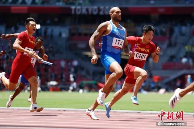 2021年8月5日，东京奥运会男子4x100米接力预赛中，由吴智强、谢震业、苏炳添、汤星强组成的中国队跑出37秒92的成绩，以小组第一晋级决赛。中新社记者富田摄