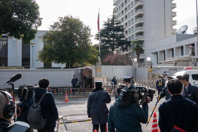 ▲当地时间2月23日，在日本东京，媒体人员与警察聚集在俄罗斯驻日本大使馆外。当天，日本首相岸田文雄宣布对俄罗斯实施制裁。新华社记者张笑宇摄