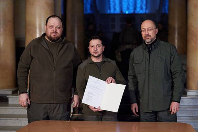 当地时间2022年2月28日，乌克兰基辅，乌克兰总统泽连斯基签署加入欧盟的正式申请文件。人民视觉图