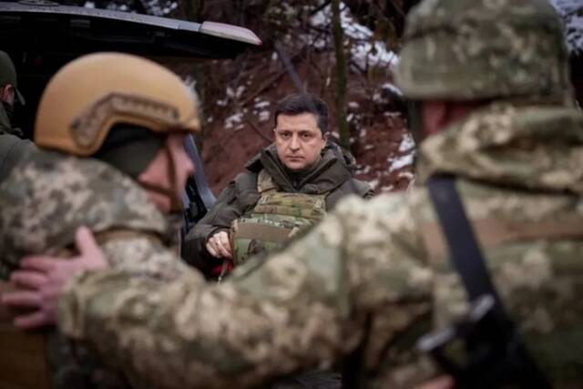 2021年12月6日，乌克兰建军节当天，泽连斯基总统（中）在顿涅茨克前线视察当地部队的备战状况（人民视觉供图）
