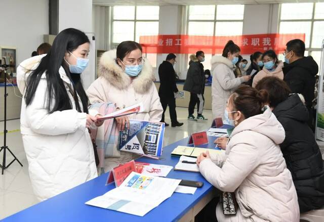 春季人力资源招聘会。图/中新图片