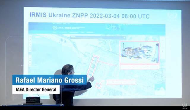 △国际原子能机构主席格罗西在发布会上解说扎波罗热核电站示意图，左边红框为6个核反应堆，右边红框为起火的培训大楼。