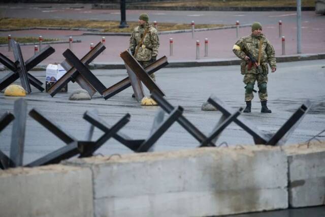 3月3日，在乌克兰基辅市中心的独立广场上，领土防卫部队成员在检查站站岗。图源：路透社