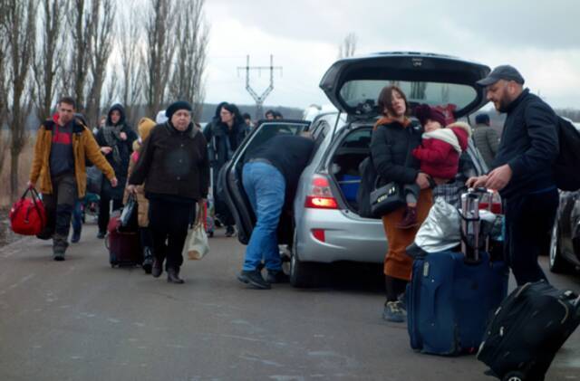 3月2日，一些乌克兰民众抵达摩尔多瓦边境的帕兰卡口岸。图源：新华社